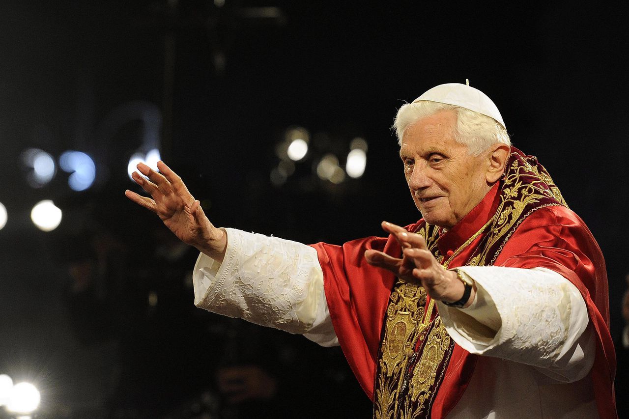 Toenmalig paus Benedictus XVI zegent gelovigen tijdens de Goede Vrijdagdienst in 2012.