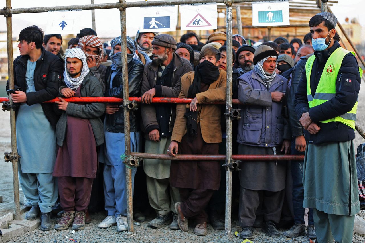 Afghaanse mannen staan in rijen om voedselhulp te ontvangen van een ngo in Kabul, afgelopen zaterdag.