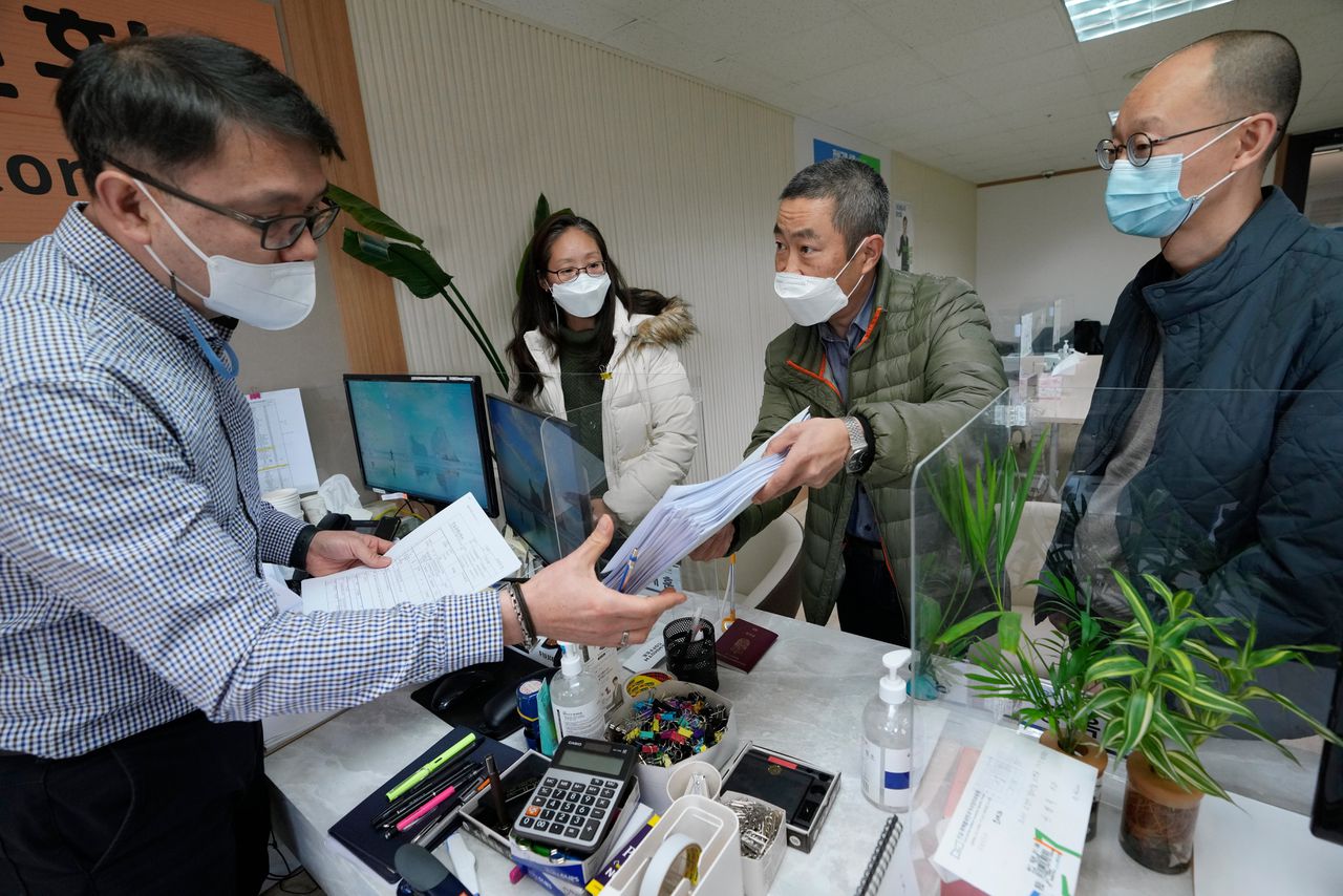 De Deense advocaat Peter Regel Møller (tweede van rechts) in Seoul tijdens de overhandiging van een dossier over oneigenlijke adopties. Møller werd zelf geadopteerd uit Zuid-Korea toen hij zes maanden oud was.