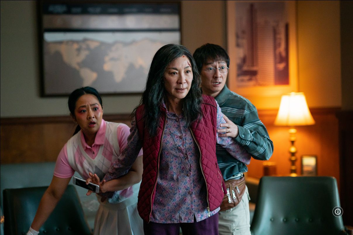 Evelyn Wang (Michelle Yeoh) met dochter en echtgenoot in ‘Everything Everywhere All At Once’