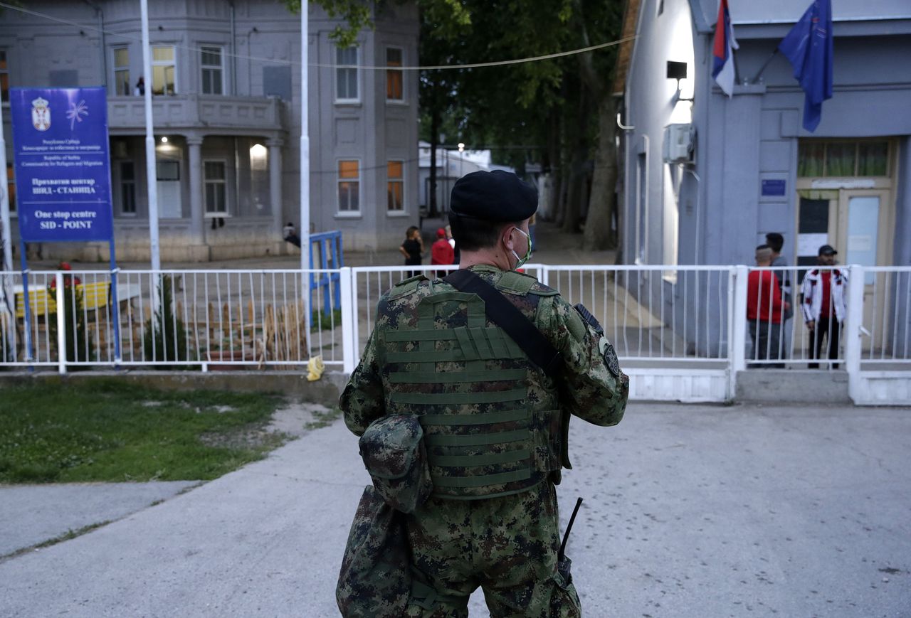 Een Servische soldaat bewaakt een migrantencentrum aan de grens met Kroatië.