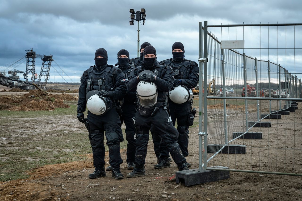 Bij het Duitse Lützerath verzamelt zich een grote politiemacht voor de aanstaande ontruiming. Klimaatactivisten verzetten zich tegen de sloop van dorpje, dat plaats moet maken voor een bruinkoolmijn.