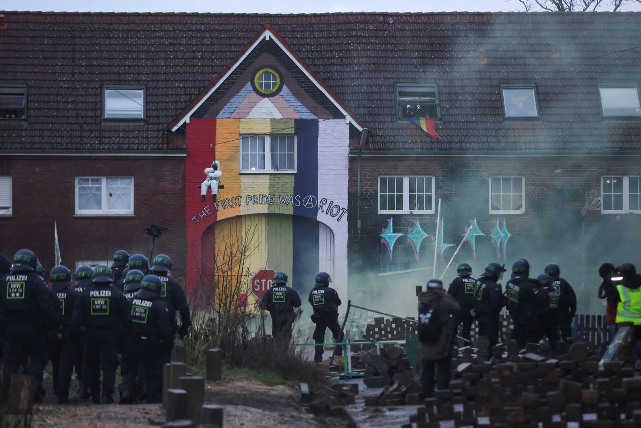 De politie maakt zich op voor de ontruiming van het door activisten bezette Lützerath.