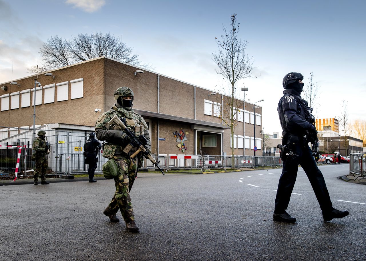 Beveiliging bij de bunker in Amsterdam-Osdorp voor de voortzetting van de strafzaak Marengo.