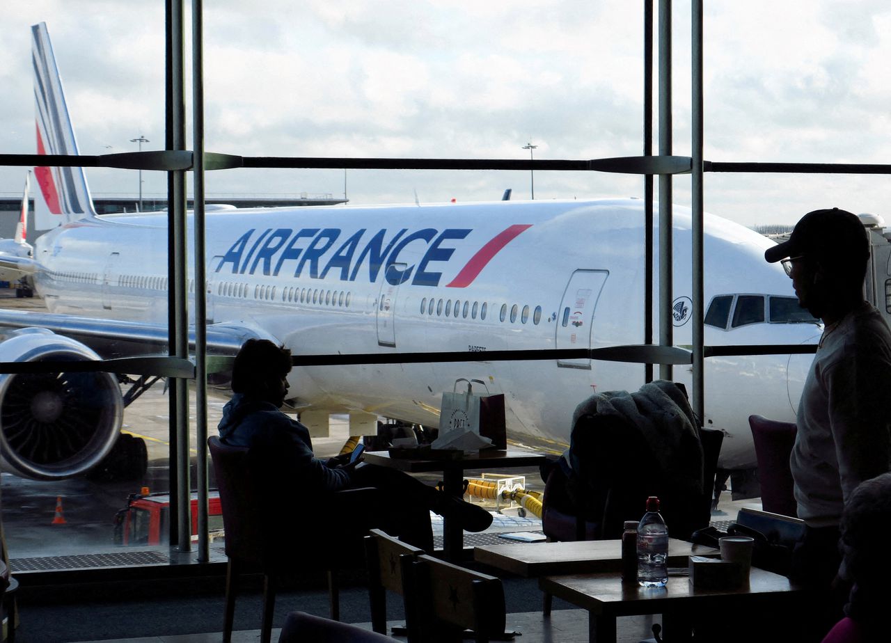 Een toestel van Air France op vliegveld Charles de Gaulle bij Parijs.