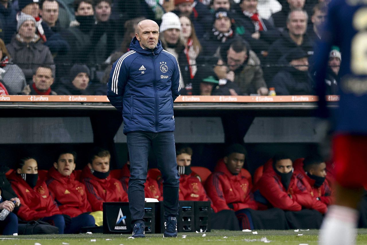 Alfred Schreuder tijdens de wedstrijd tussen Feyenoord en Ajax in de Kuip.