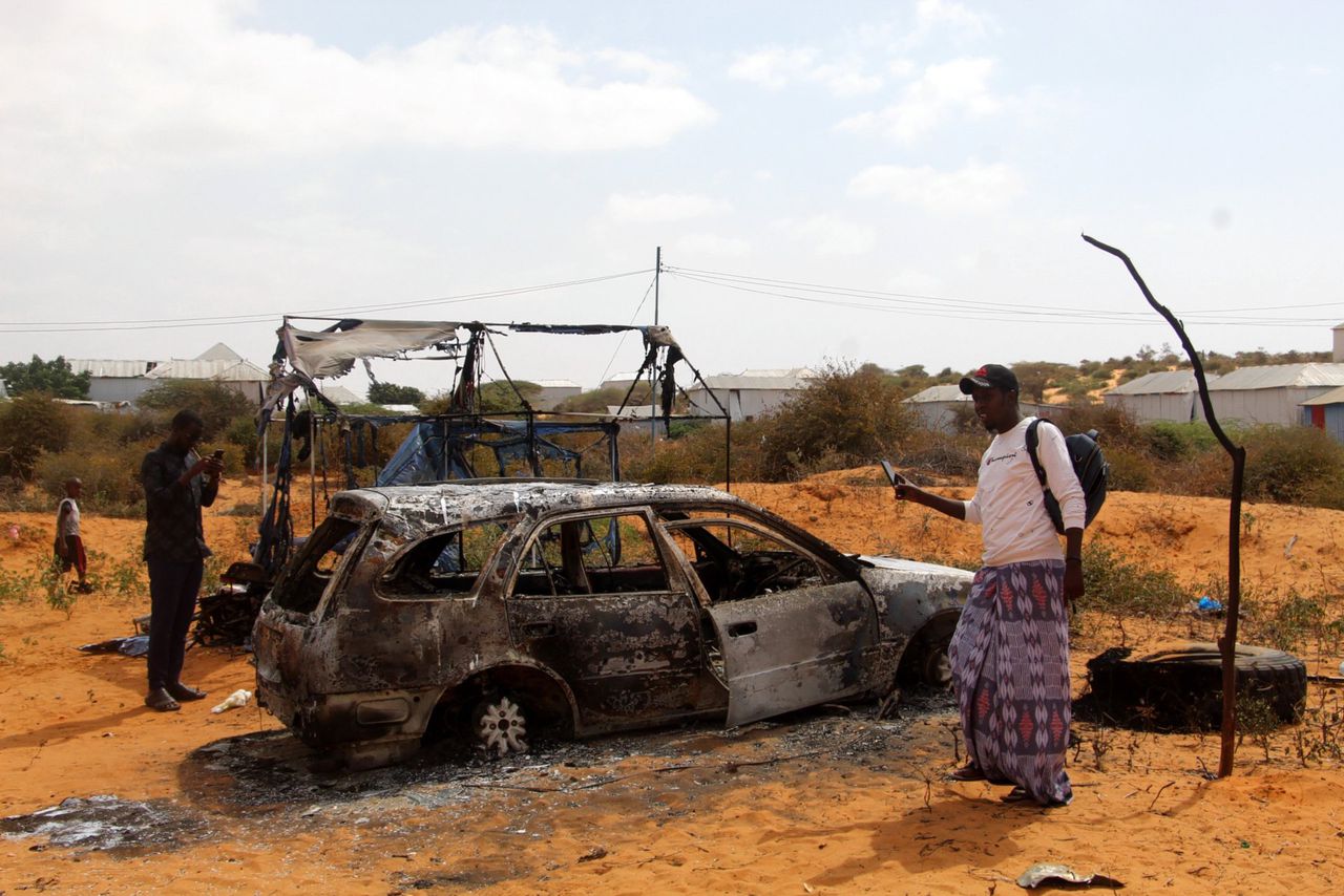 Een autowrak in de Somalische hoofdstad Mogadishu na een aanslag van Al-Shabaab in februari.