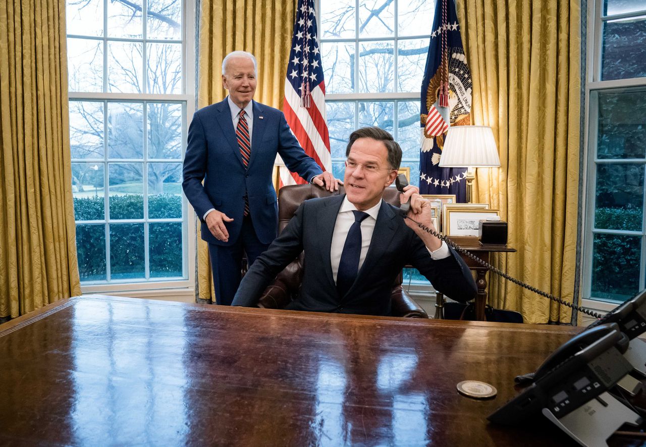 „Ze hadden een goede sfeer met elkaar”. Premier Rutte dinsdag aan het slot van zijn ontmoeting met de Amerikaanse president Biden in de Oval Office.