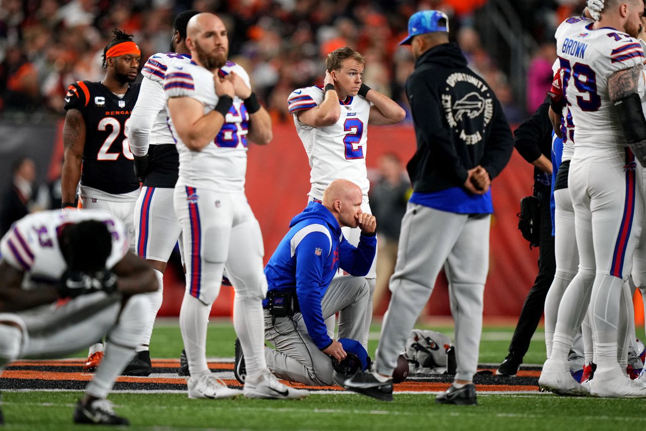 Een American-footballspeler is maandagnacht in elkaar gezakt na een even onverhoedse als harde klap tijdens een NFL-duel in Cincinnati.