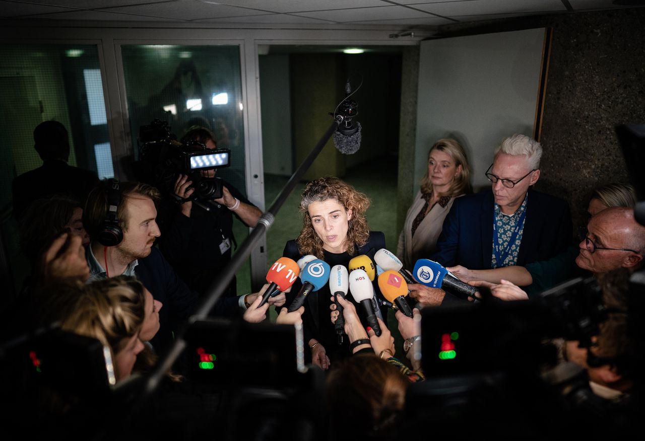 VVD-fractievoorzitter Sophie Hermans spreekt met de pers na een overleg in haar fractie over de asieldeal.