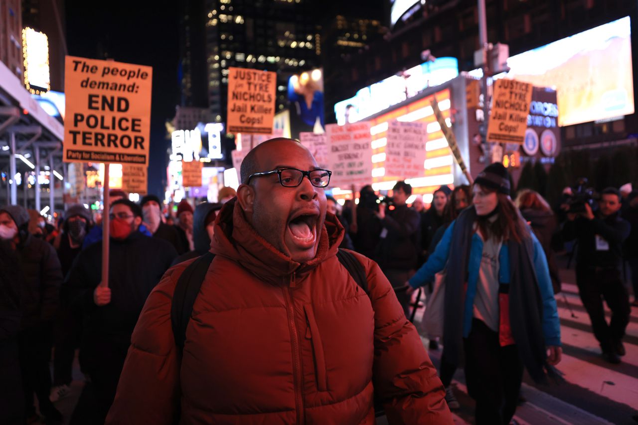 Demonstranten verzamelen zich in Memphis nadat de beelden van de gewelddadige arrestatie van Tyre Nichols zijn vrijgegeven.