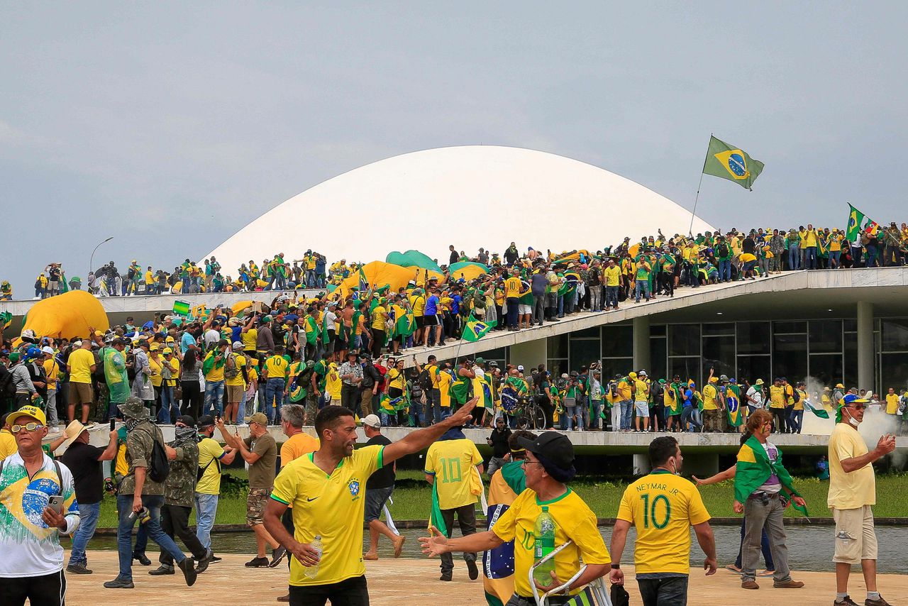 Aanhangers van de Braziliaanse oud-president Jair Bolsonaro dringen zondag het Congres in Brasilia binnen.