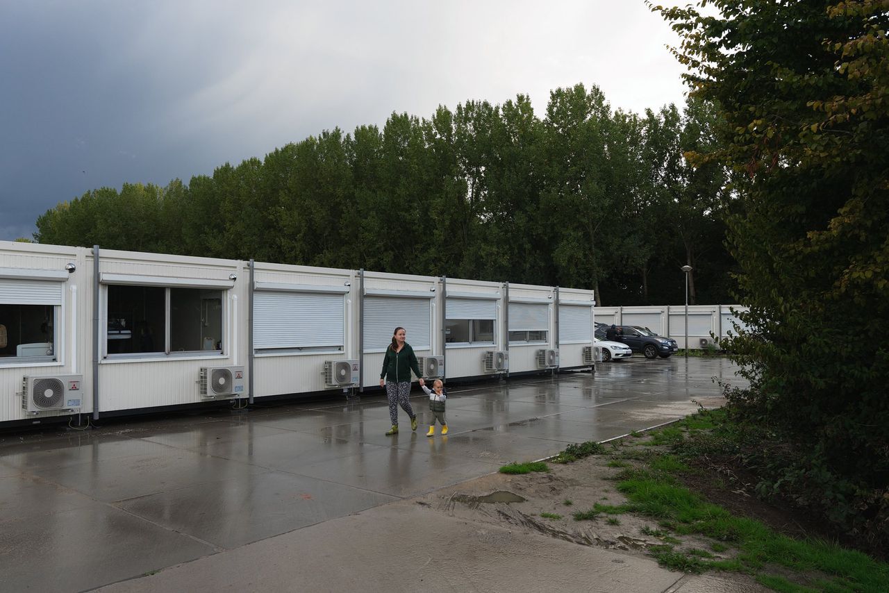 Oekraïners worden opgevangen in containerwoningen in het Noord-Hollandse dorp Hoogkarspel.