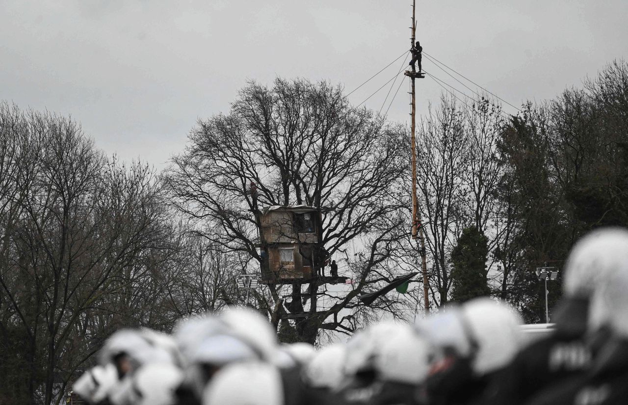 Een demonstrant kijkt zaterdag toe vanuit een boomhut in Lützerath. De bezetting werd zondag beëindigd.