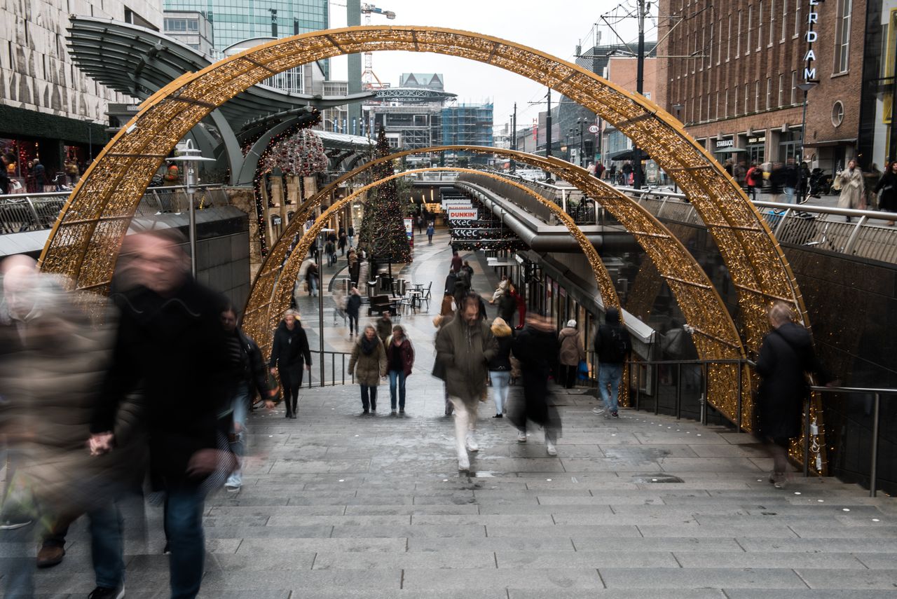 Winkelend publiek bij de Beurstraverse (ook wel de ‘Koopgoot’ genoemd) in Rotterdam.