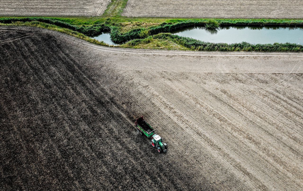 Een boer rijdt mest uit over zijn akker. Nederland krijgt geen verder uitstel om het uitrijden van mest geleidelijk af te bouwen.