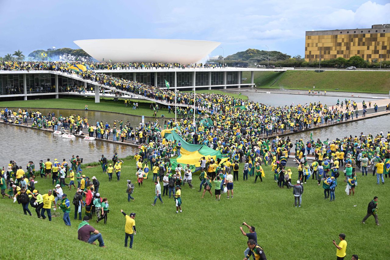 Duizenden aanhangers van oud-president Bolsonaro bestormen het congresgebouw in Brasilia.