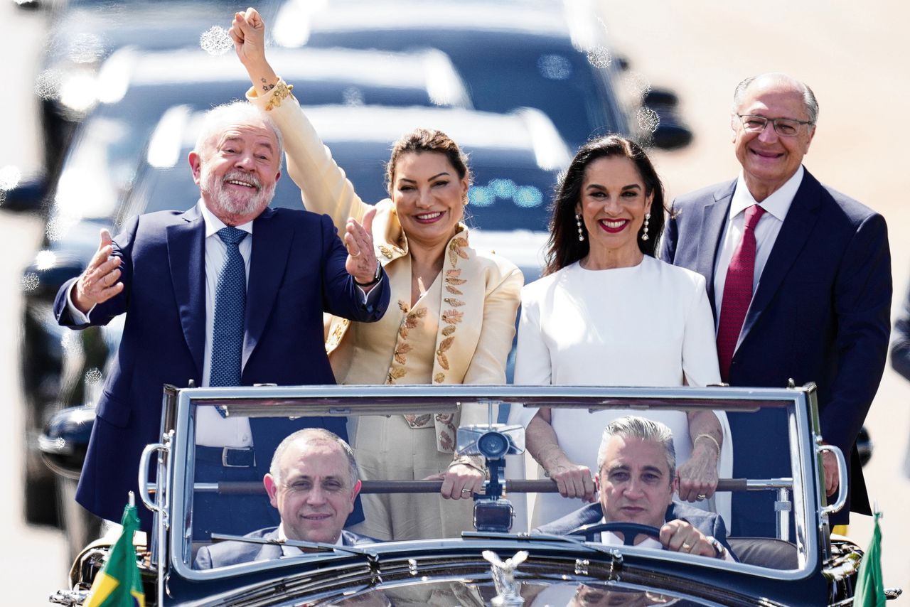 Luiz Inácio ‘Lula’ da Silva in de presidentiële Rolls Royce op weg naar zijn inauguratie, zondag in het Congres in de hoofdstad Brasília. Rechts van hem zijn vrouw Rosangela Silva, beoogd vicepresident Geraldo Alckmin en diens vrouw Maria Lucia Ribeiro (in het wit).