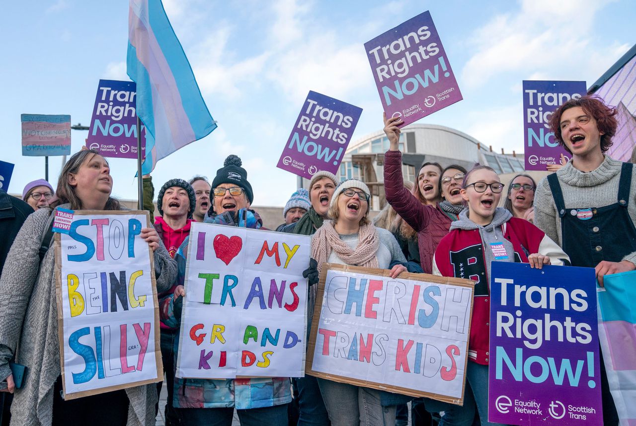 Voorstanders van de Schotse Gender Recognition Reform Bill demonstreren bij het parlementsgebouw in Schotland, voorafgaand aan het debat over de wet.