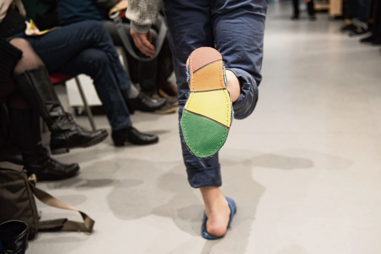 Schoenen gemaakt van een oude basketbal op een modeshow in de Oxfam Shop in Berlijn, in 2020.