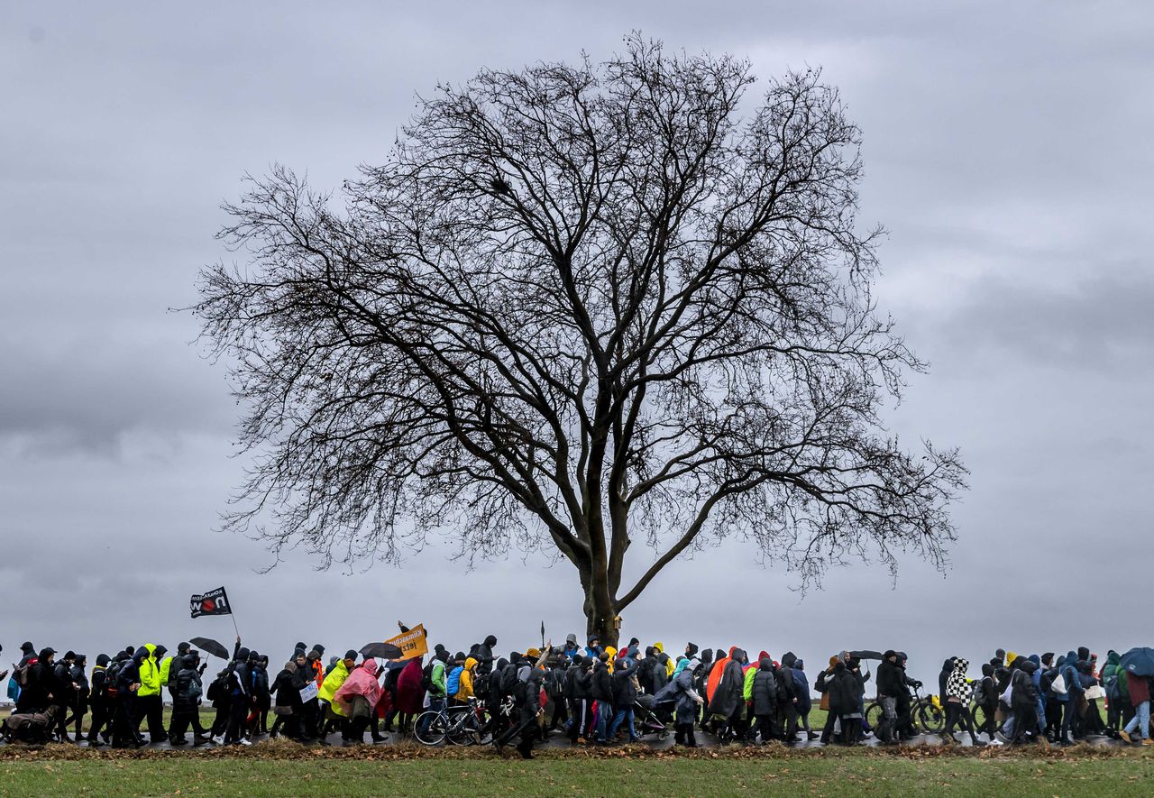 Klimaatdemonstranten voegden zich zaterdag bij de activisten die zich hebben verschanst in het Duitse dorp Lützerath.