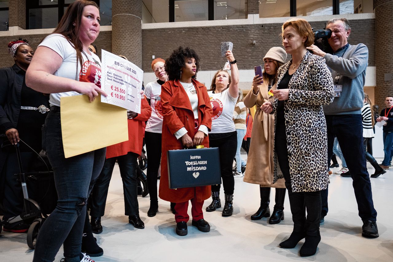 Slachtoffers van de toeslagenaffaire, vorige week in Den Haag toen zij een petitie aanboden in de Tweede Kamer.