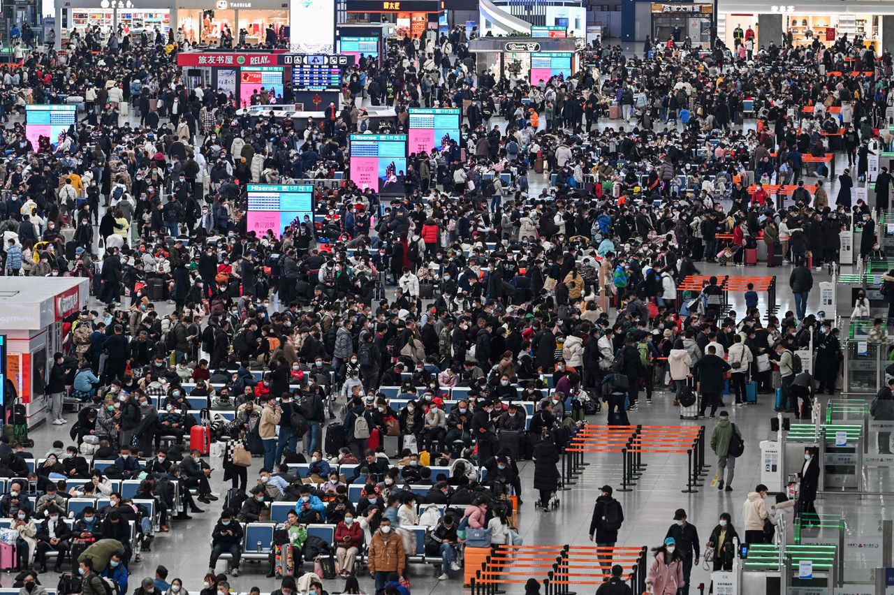 Passagiers wachten op 11 jauari op een trein op het Hongqiao station in Shanghai