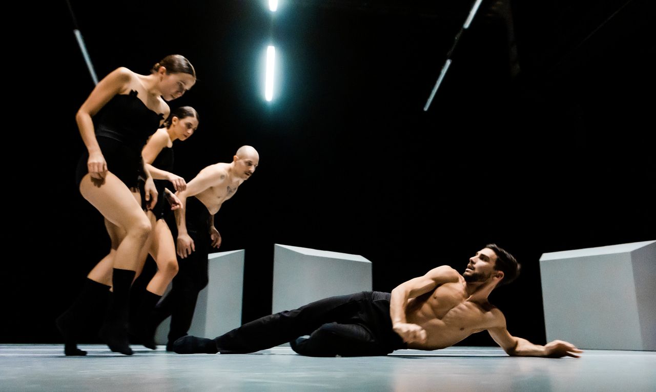 ‘Work line’ is het eerste avondvullende werk van de Nederlands-Turkse choreograaf Rutkay Özpinar. Foto Joris-Jan Bos