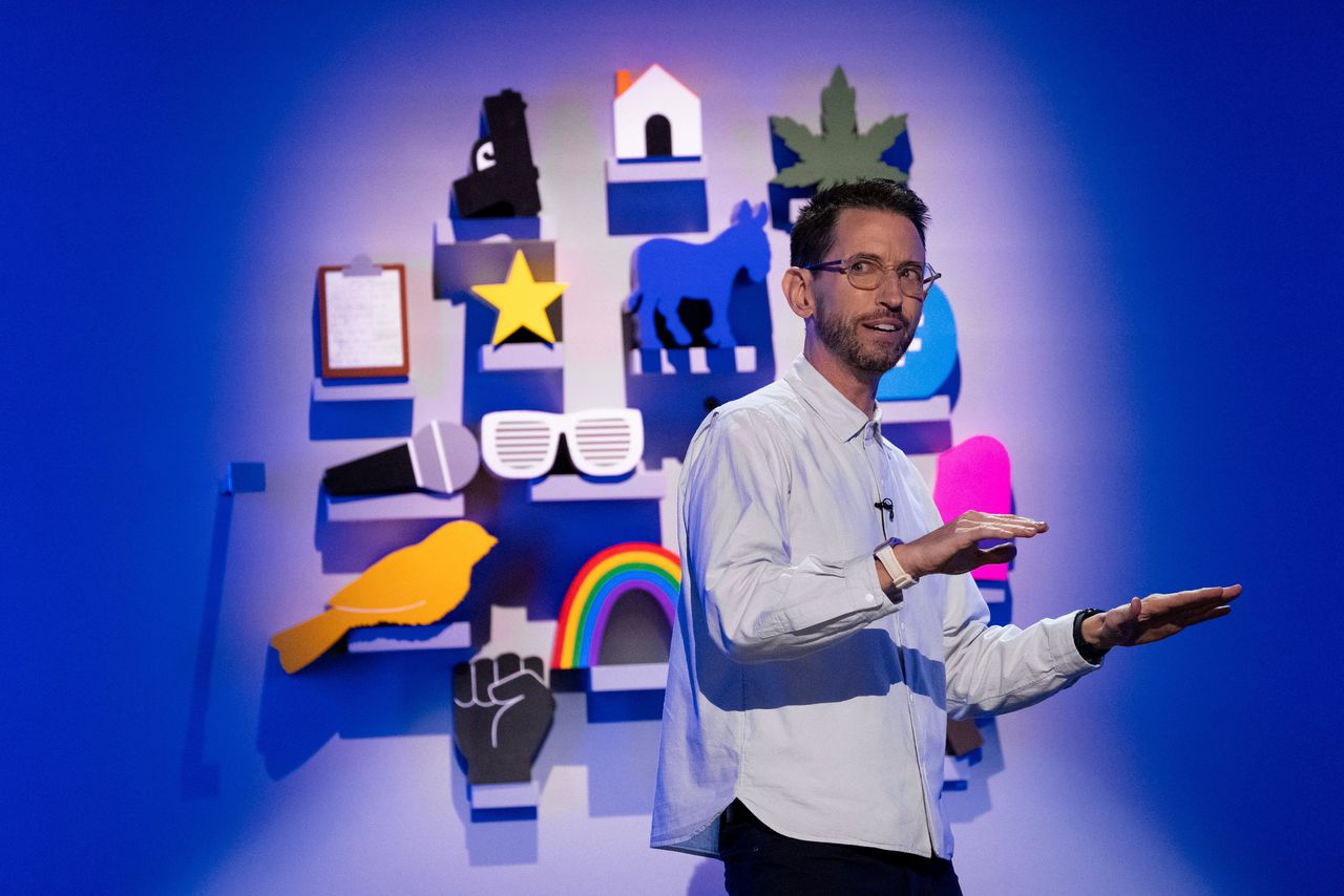 Comedian Neal Brennan in zijn Netflix-special ‘Blocks’.