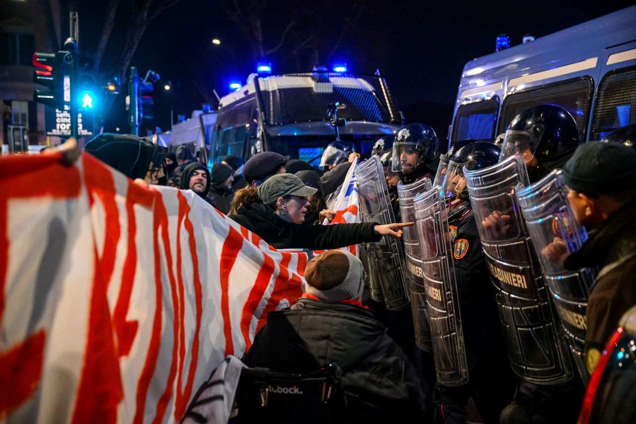 Aanhangers van de anarchist Alfredo Cospito worden zaterdag in Rome tegengehouden door de politie, als ze actie voeren tegen het strenge gevangenisregime waaronder Cospito wordt vastgehouden.