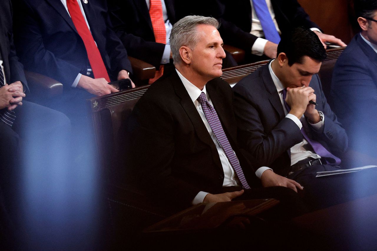 Afgevaardigde Kevin McCarthy kijkt woensdag toe hoe hij opnieuw de verkiezing om voorzitter van het Huis van Afgevaardigden verliest.