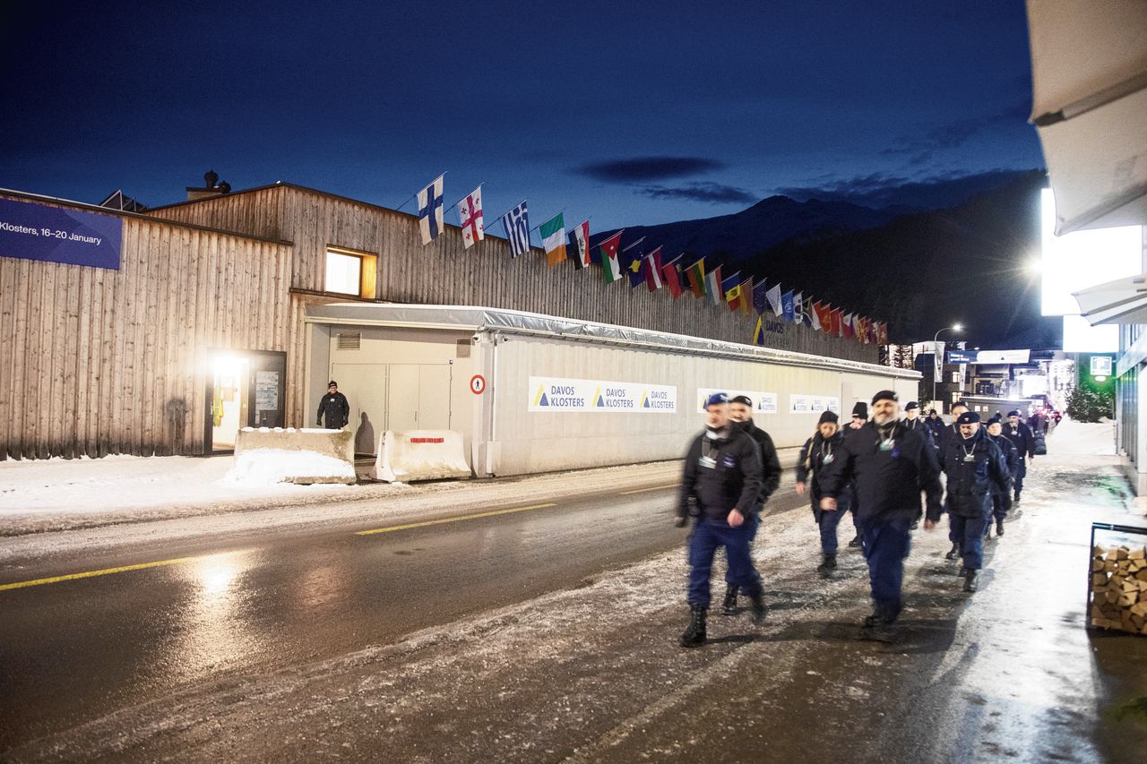 Beveiligers lopen bij het Davos Congrescentrum waar deze week het World Economic Forum wordt gehouden. Voor veel van de circa 2.700 deelnemers is het vooral een netwerkbijeenkomst.