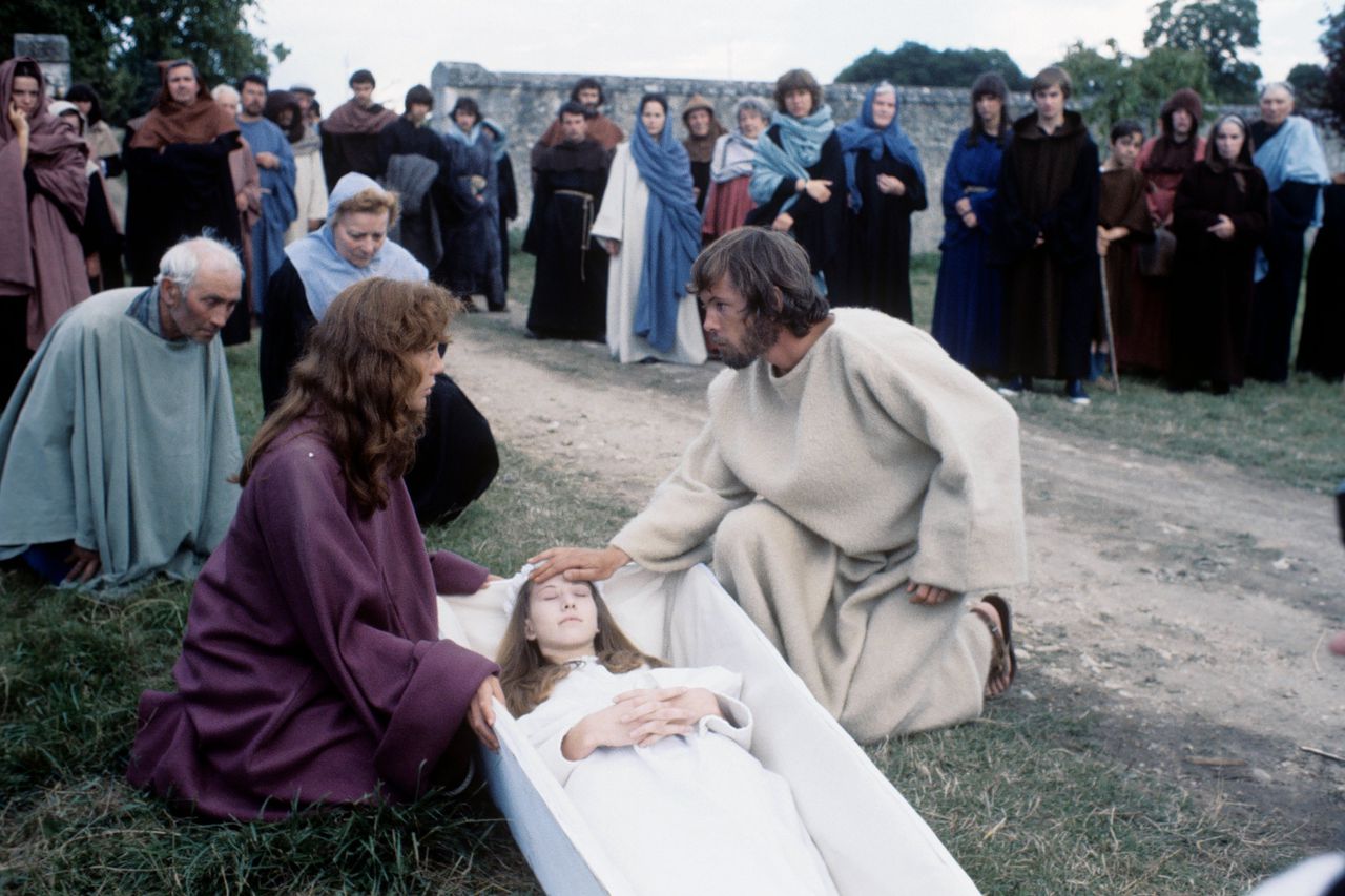 Anne Wiazemsky, Valerie Dreville en Alain Claessens in een scène van de televisiefilm De groot-inquisiteur. Foto Jean Pierre Leteuil/Getty Images