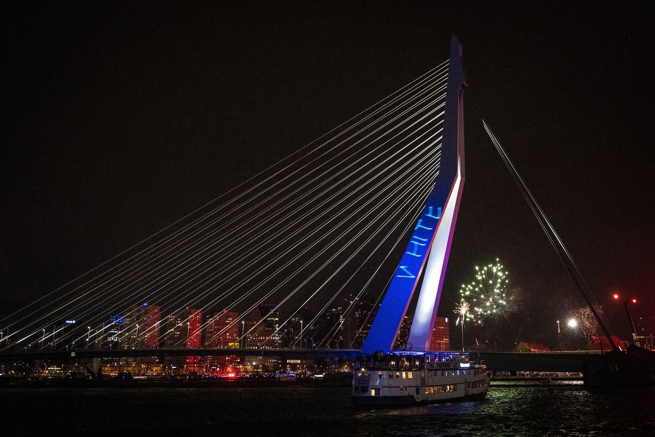 Tijdens de jaarwisseling werden op de Erasmusbrug in Rotterdam teksten geprojecteerd als ‘White Lives Matter’ en ‘Vrolijk Blank 2023’.