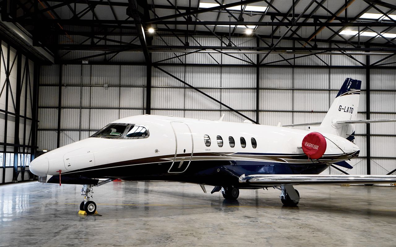 Een in beslag genomen Cessna Citation Latitude privéjet van de Russische, in Londen woonachtige oligarch Eugene Shvidler, een goede vriend van multimiljardair Roman Abramovitsj.