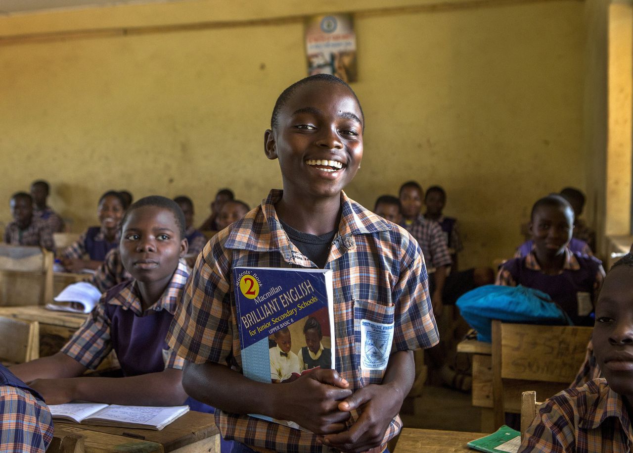 In Nigeria mogen kinderen sinds vorig jaar de eerste zes jaar van de basisschool geen les meer in het Engels krijgen. Dat vak volgt in de latere klassen, en op middelbare scholen, zoals het Christ College in Bolorunduro, Ondo State.