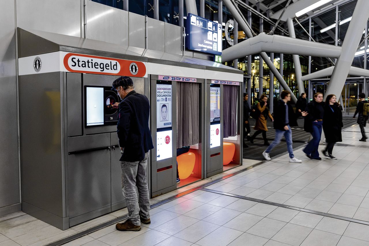 Een reiziger gooit een plastic flesje in een inleverautomaat op Utrecht CS. Reizigers krijgen het statiegeld via een Tikkie op hun rekening.