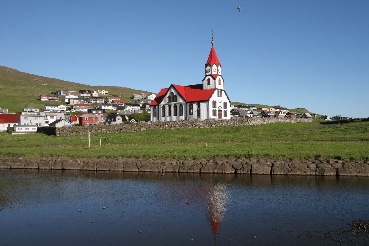 Een kerk op de Deense Faeroëreilanden. Deense kerkleiders vrezen dat door afschaffing van de Grote Biddag als feestdag de betrokkenheid bij de kerk vermindert.