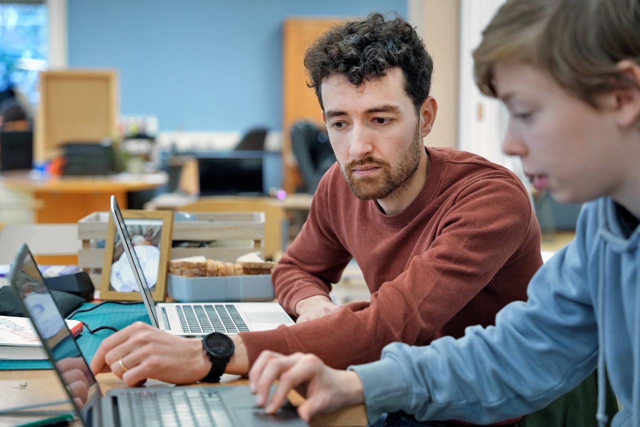 Docenten zoals Kamiel Jacobs worden op het Montessori College Agora coaches genoemd.