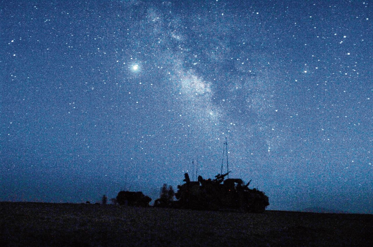 Nederlandse militairen in Uruzgan maken zich klaar voor de nacht.