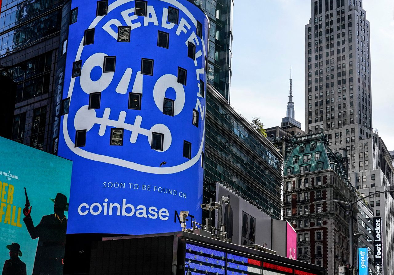 Een advertentie voor Coinbase in New York City. De cryptodienst moet in Nederland ruim 3 miljoen euro boete betalen.