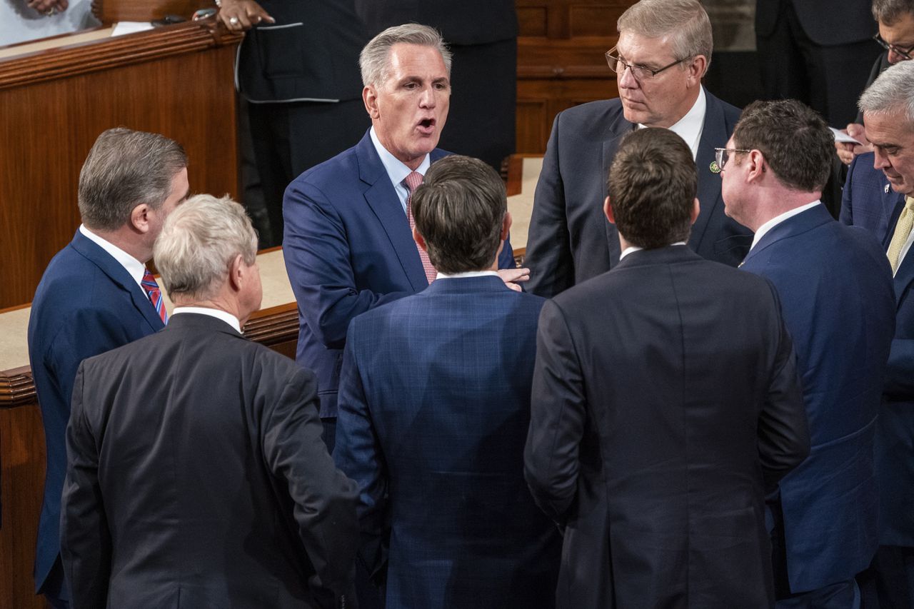 Kevin McCarthy in gesprek met Republikeinse collega's tussen twee stemrondes in het Huis van Afgevaardigden door.