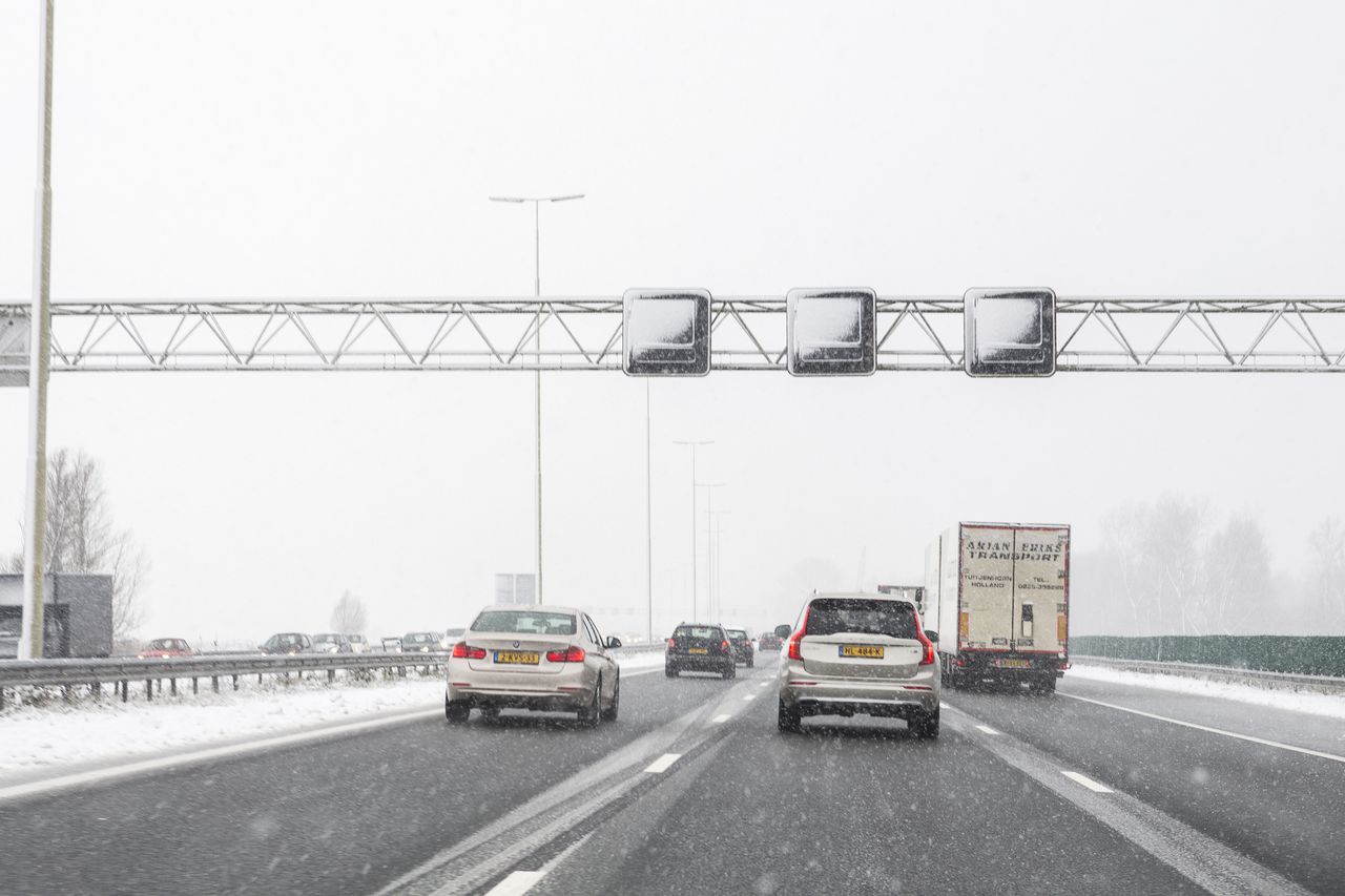 Vooral in het zuiden van het land rijden auto's langzamer vanwege gladheid.