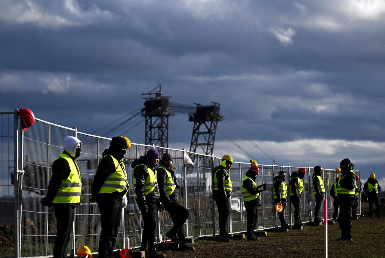 Medewerkers van energiebedrijf RWE bij de Garzweiler-mijn.