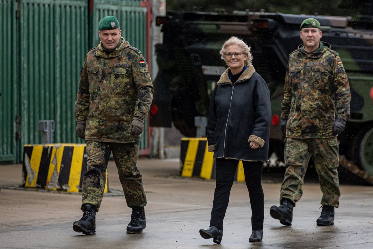 Defensieminister Christine Lambrecht vorige week bij militair materieel in de Duitse stad Marienberg.