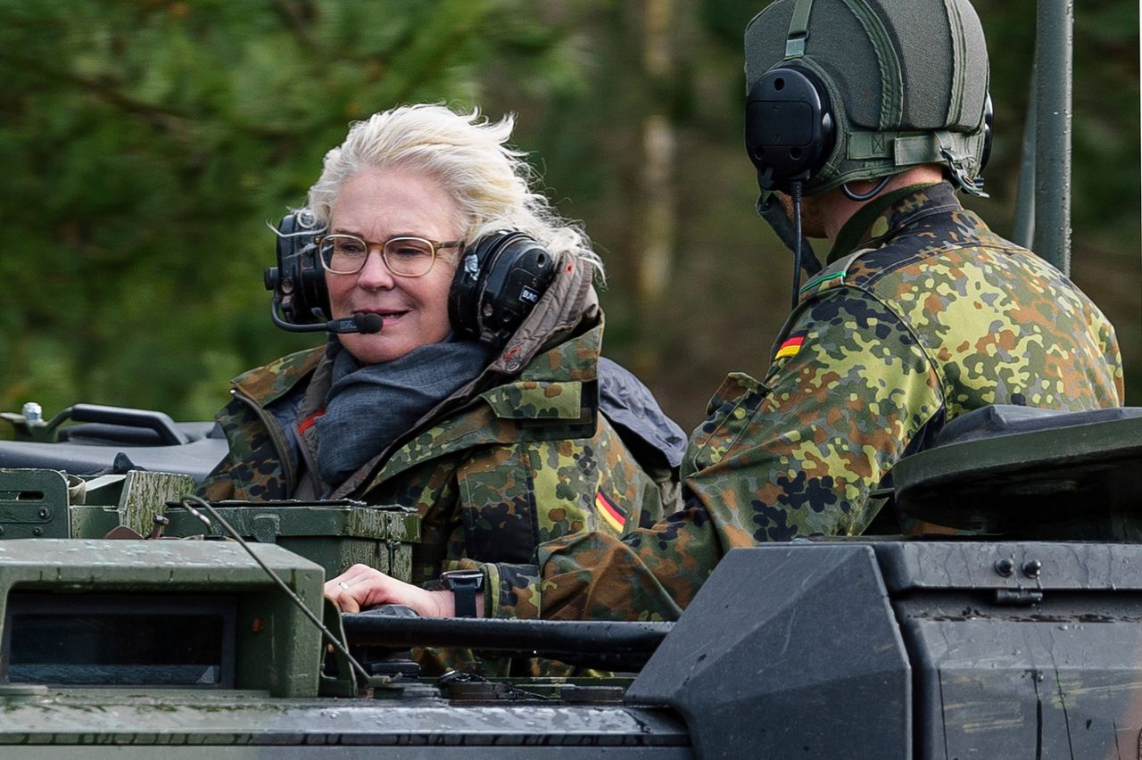 Minister van Defensie Christine Lambrecht, die deze maandag haar vertrek bekendmaakte, tijdens een bezoek aan een militaire training in Münster.