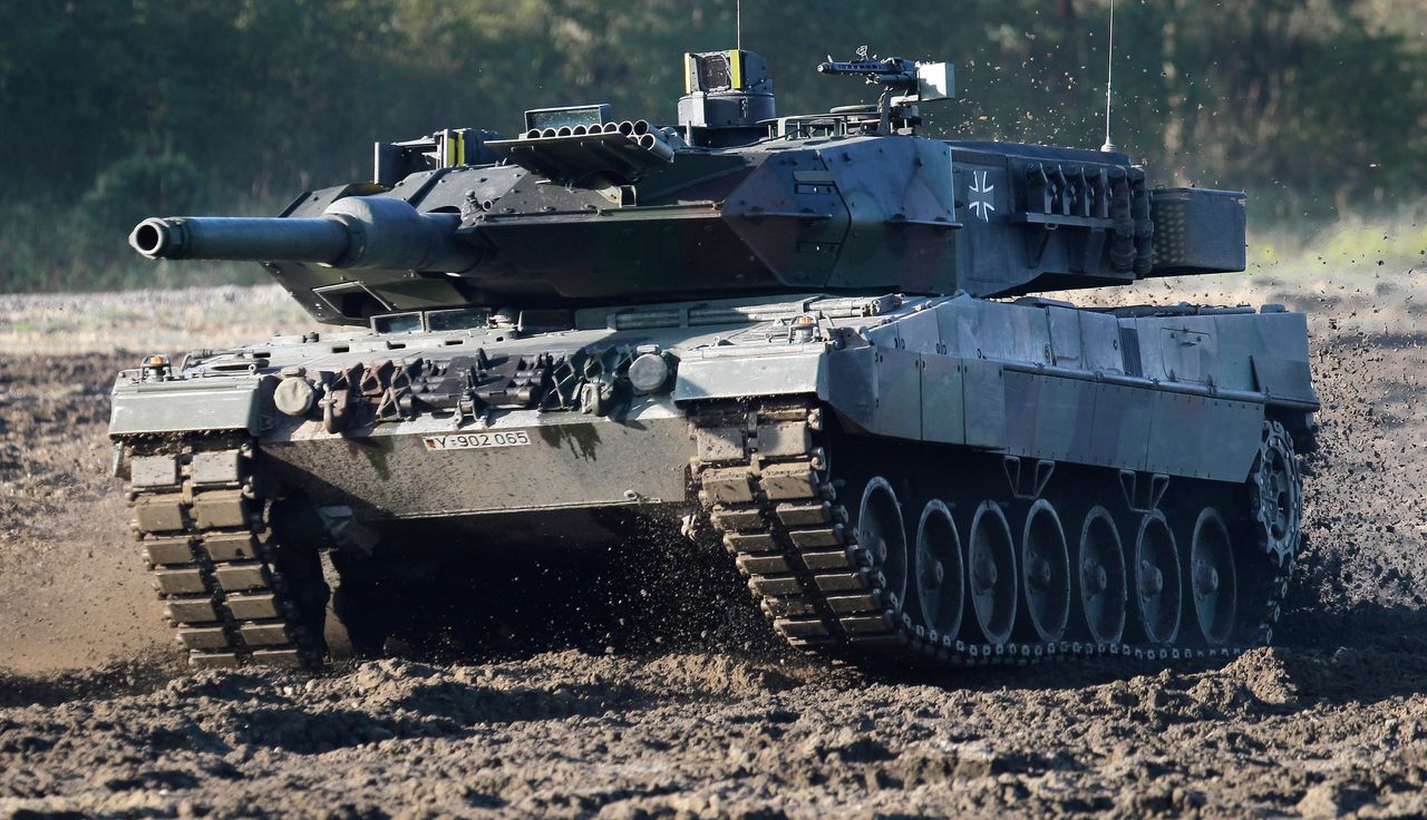 Een zware Leopard 2-tank tijdens een demonstratie vlakbij Hannover, Duitsland.