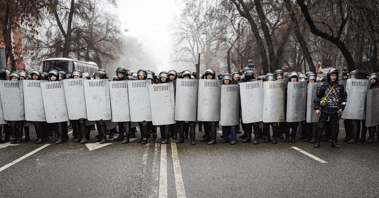 Agenten in de Kazachstaanse stad Almaty treden op bij een demonstratie tegen de hoge energieprijzen in het land, 5 januari 2022.