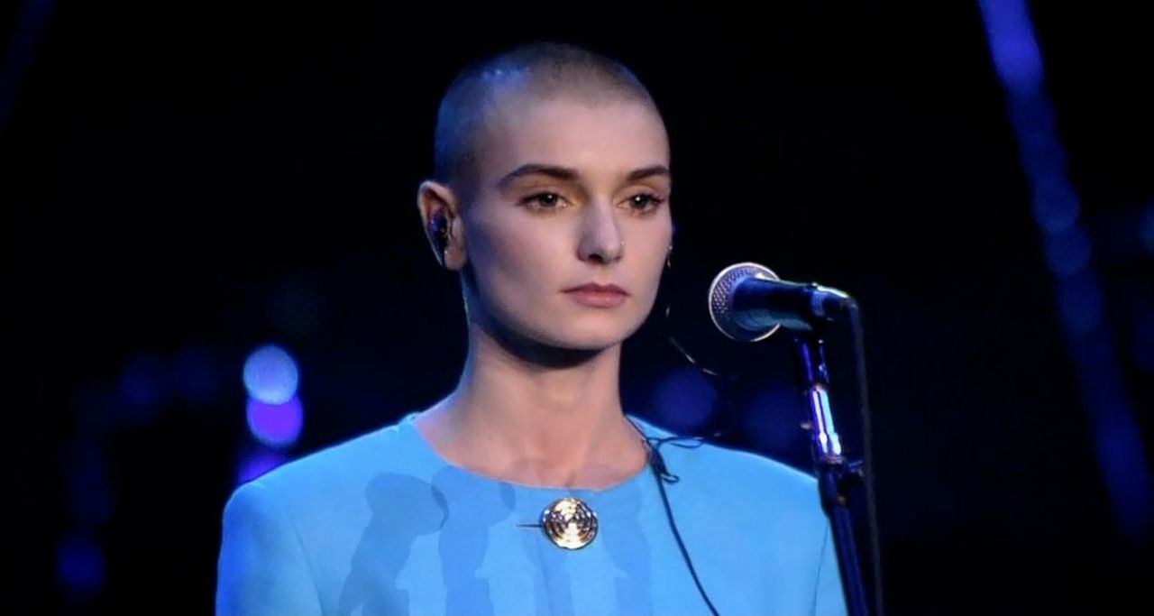 Sinéad O’Connor bij een concert in 1992, waar duizenden mensen haar uitjoelden.