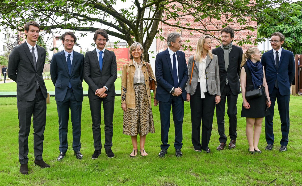 Oprichter en bestuursvoorzitter van LVMH Bernard Arnault (midden) met zijn vrouw Helene (midden links) en kinderen Antoine (derde van rechts), Delphine (vierde van rechts), Alexandre (links), Frederic (tweede van links) en Jean (derde van links).